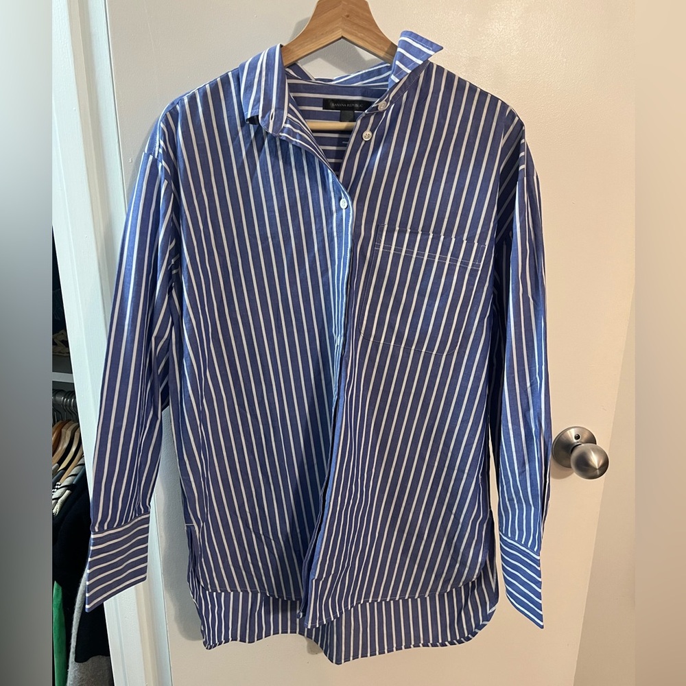 Banana Republic Button Down Shirt - Blue & White - Size Medium